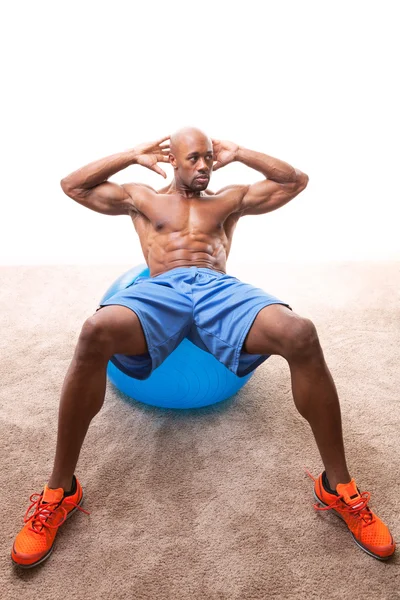 Homme faisant Ab Crunches — Photo