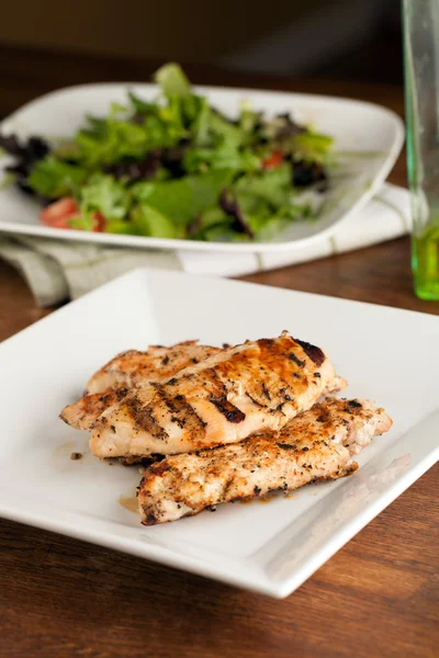 Grilled Chicken and Salad — Stock Photo, Image