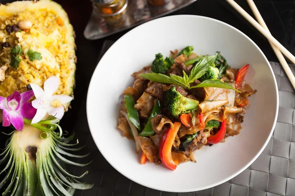 Drunken Noodle and Pineapple Fried Rice — Stock Photo, Image