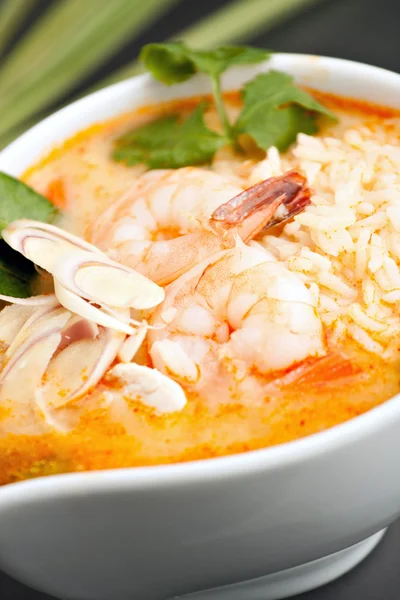 Sopa de camarones tailandeses con arroz —  Fotos de Stock