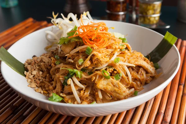 Kurczak pad thai — Zdjęcie stockowe