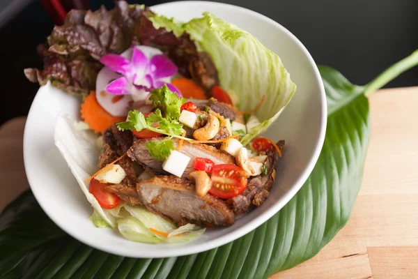 Thai-Salat mit knuspriger Ente — Stockfoto