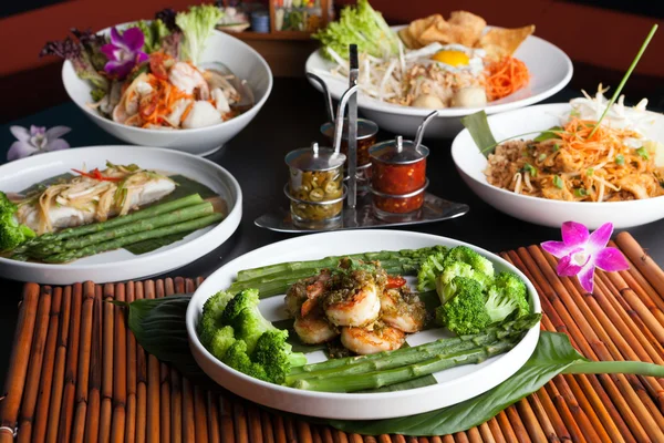 Разнообразие тайских блюд — стоковое фото