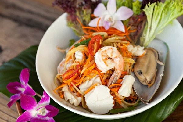 Тайский салат с морепродуктами — стоковое фото