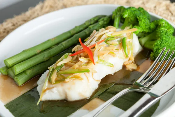 Thaise zeebaars met asperges — Stockfoto