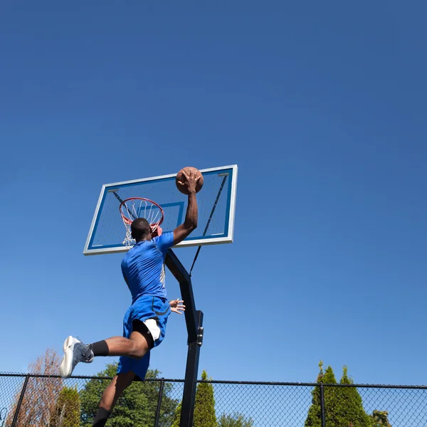 Basketball Player Slam Dunking — Stock Photo, Image