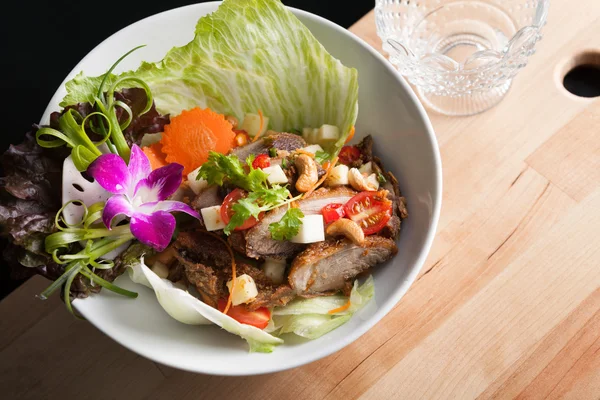 Thai-Salat mit knuspriger Ente — Stockfoto