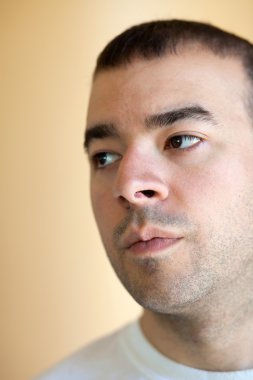 Ciddi adam endişeli görünüyor