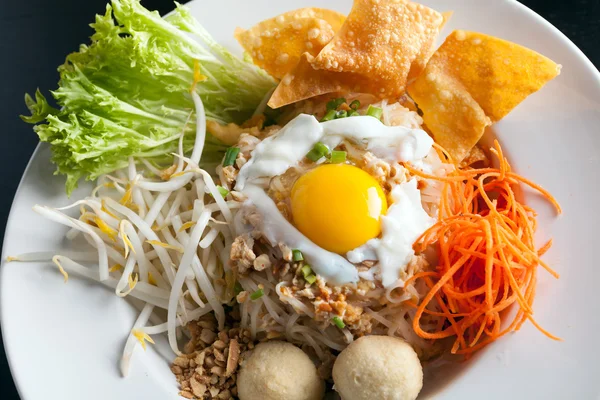 Thai Noodle Dish with Fried Egg — Stock Photo, Image