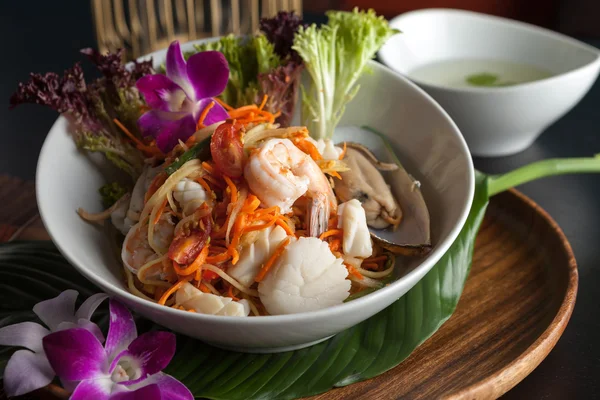Salada de Som Tum de frutos do mar tailandeses com sopa — Fotografia de Stock