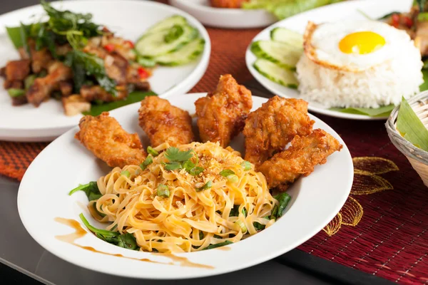 Thai Fried Chicken Wings with Noodles — Stock Photo, Image