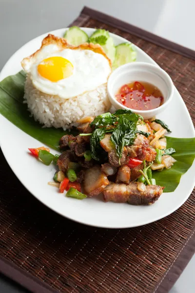 Porco crocante tailandês com ovo frito — Fotografia de Stock