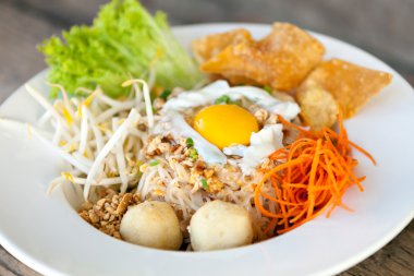 sahanda yumurta ile Tay noodle yemek