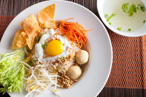 Plato de fideos tailandés con huevo frito —  Fotos de Stock