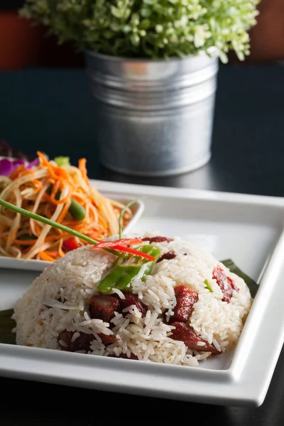 Thaise varkensvlees en rijst met som tum salade — Stockfoto