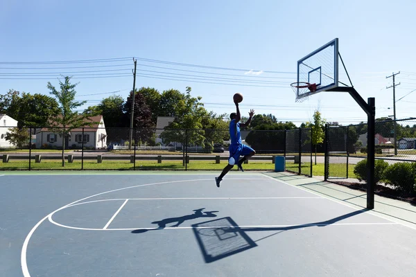 Basketbal Dunker létání — Stock fotografie