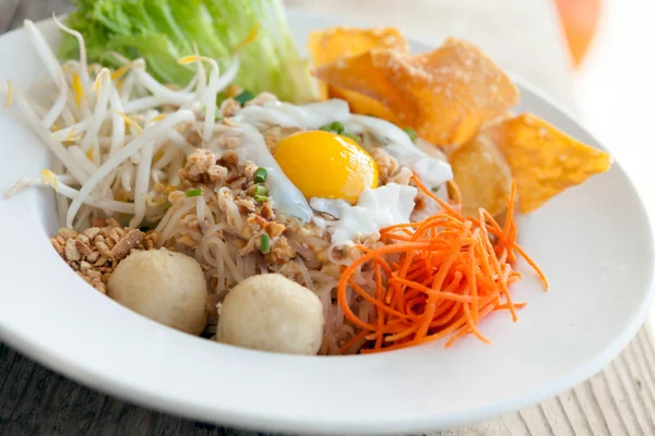 Thai Noodle Dish with Fried Egg — Stock Photo, Image