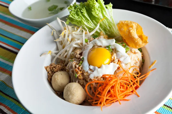 Plato de fideos tailandés con huevo frito — Foto de Stock