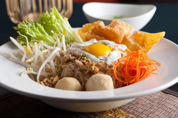 Piatto di tagliatelle tailandese con uovo fritto — Foto Stock