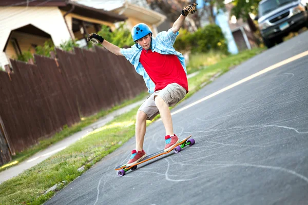 Longboarder adolescente — Fotografia de Stock