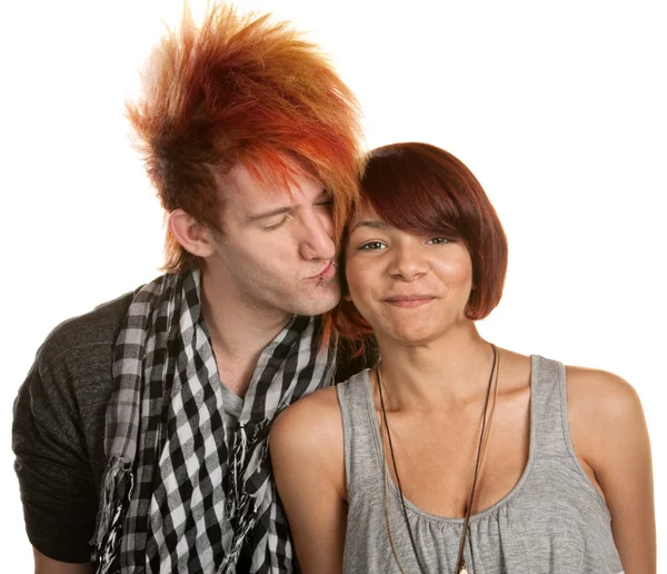 Jovem beijando namorada — Fotografia de Stock