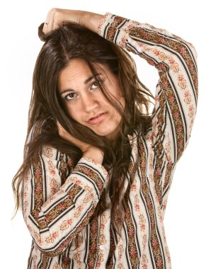 somurtarak kadın başını tutar