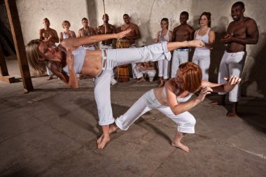 Dövüş sanatları göstererek capoeria savaşçıları