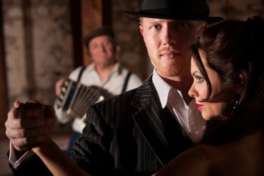 yakışıklı tango dansçısı ortağı ile