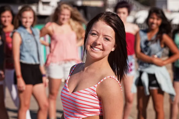 Upbeat adolescente menina sorrindo — Fotografia de Stock