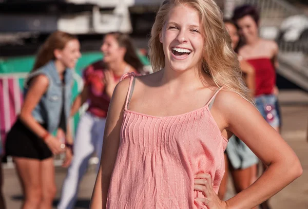 Blond tonårstjej som skrattar — Stockfoto