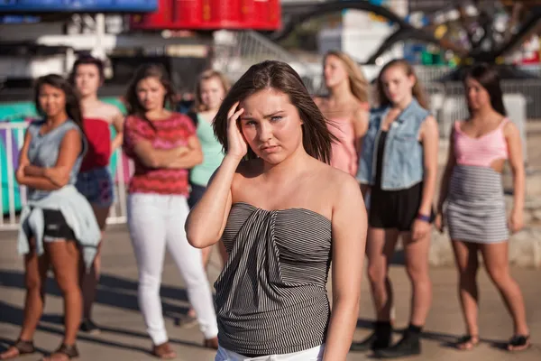 Ensam tjej kvar ute — Stockfoto