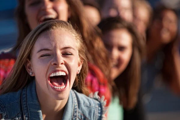 Gritando menina fora — Fotografia de Stock