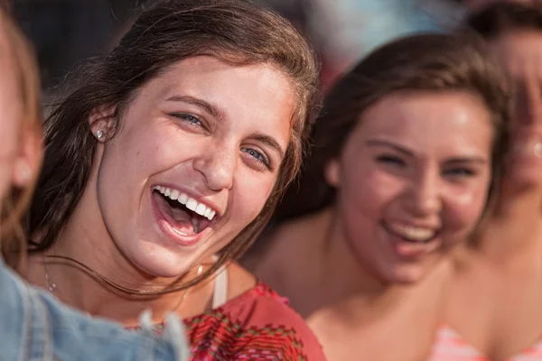 Jonge vrouw lachen — Stockfoto