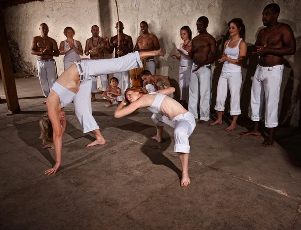 Capoeira strijders schoppen en ontwijken — Stockfoto