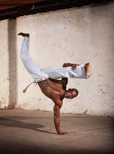 Agile artista marziale africano calci — Foto Stock