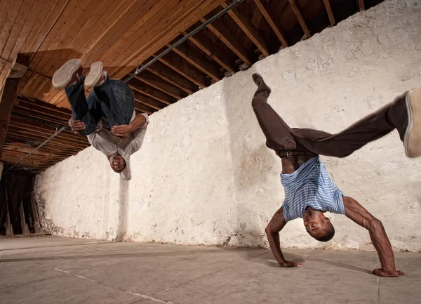 Capoeira terug klep en headstand — Stockfoto