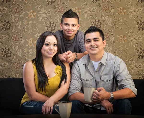 Kärleksfull spansktalande familj — Stockfoto