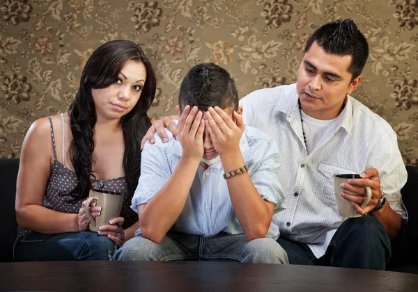 Genitori che confortano il loro figlio — Foto Stock