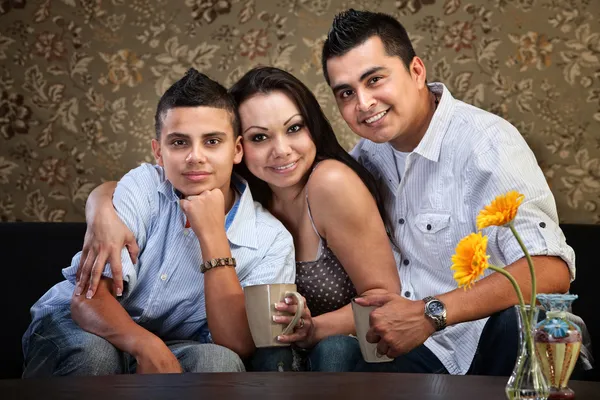 Familia hispana alegre — Foto de Stock