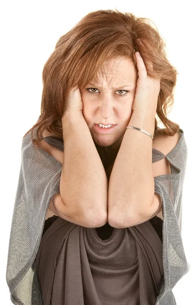 Mujer enojada sosteniendo su cabeza — Foto de Stock