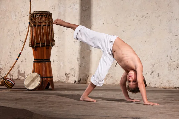 Estudiante serio de Capoeira joven Imágenes de stock libres de derechos