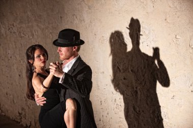 Tango dansçıları sahne ışıkları altında