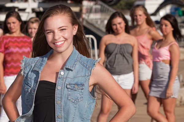 Ragazza sicura di sé con amici gelosi — Foto Stock