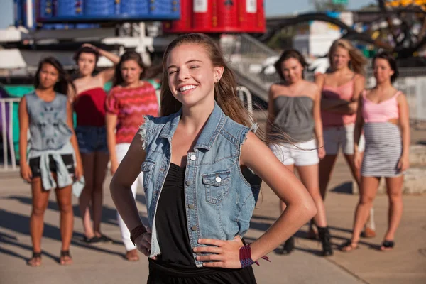 Smiling Girl with Hand on Hips — Stock Photo, Image