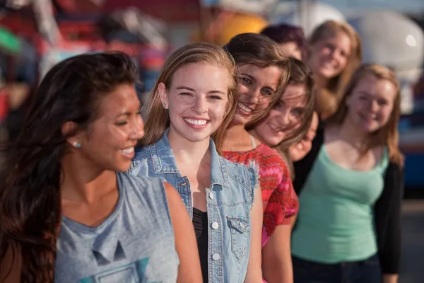 Sorridente giovanissima ragazze in linea — Foto Stock