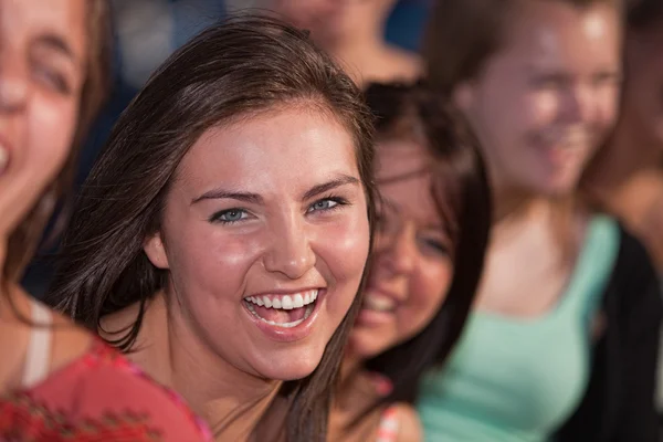 Riéndose de la juventud femenina — Foto de Stock