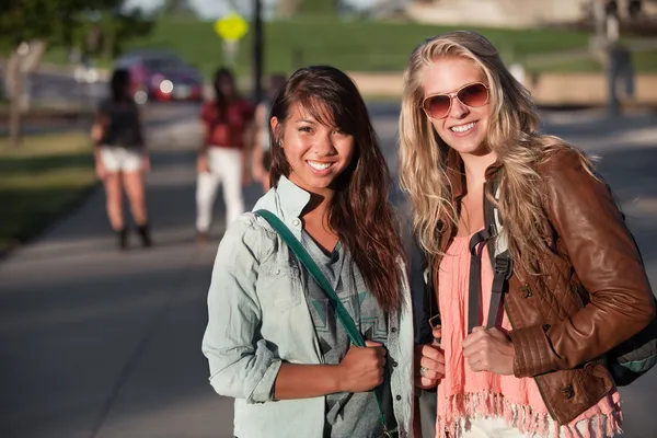 Dos jóvenes estudiantes al aire libre — Foto de Stock