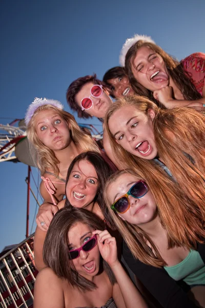 Meisjes buiten gezichten maken — Stockfoto