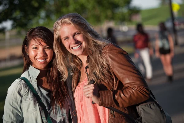 Glada studenter utomhus — Stockfoto