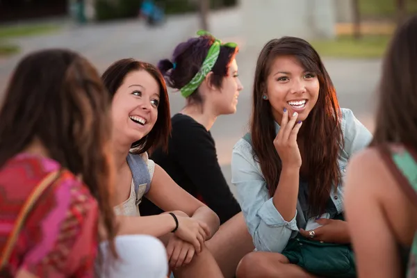 Fascinada asiática adolescente con amigos — Foto de Stock